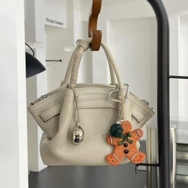 Túi xách mini với mặt dây chuyền